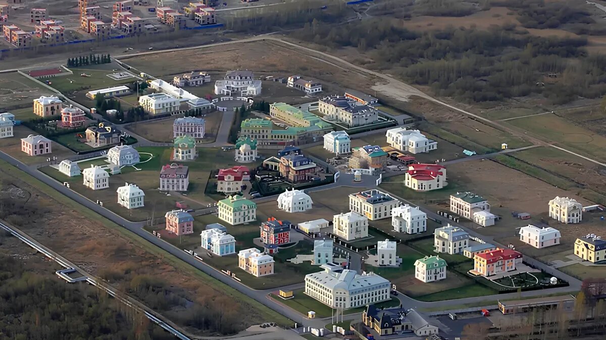 Санкт петербург поселки. Северный Версаль Санкт-Петербург. ЖК Северный Версаль. Северный Версаль коттеджный поселок. Северный Версаль Лахта.