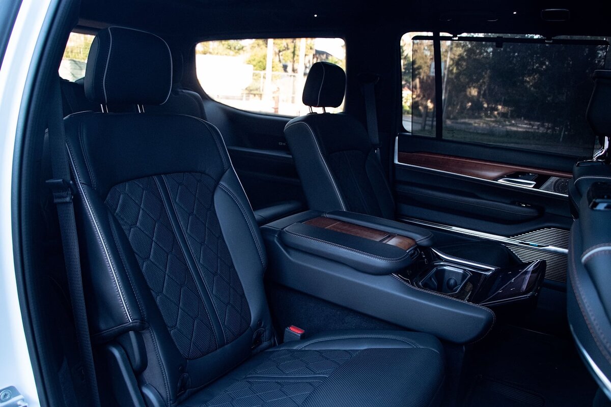 Источник изображения https://carbuzz.com/cars/jeep/grand-wagoneer/photos-interior#14