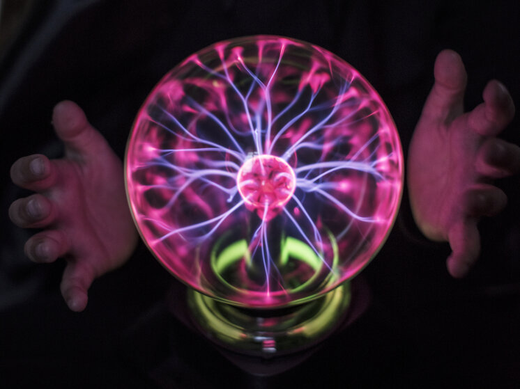     Вечер стоит провести с людьми, которые вам дороги. фото: freepik