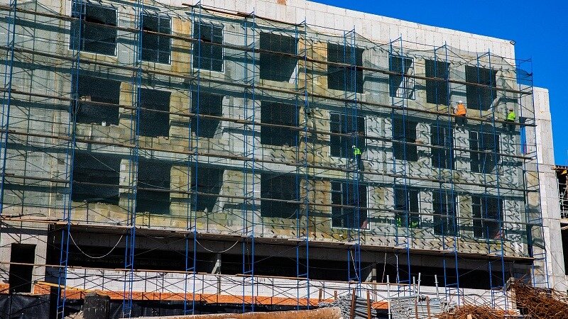     За темпами строительства школы на Патрокле ежедневно следят сотрудники администрации Владивостока. Данная работа выполняется в связи с постоянными нарушениями сроков выполнения работ подрядчиком ООО «Альянс Групп».