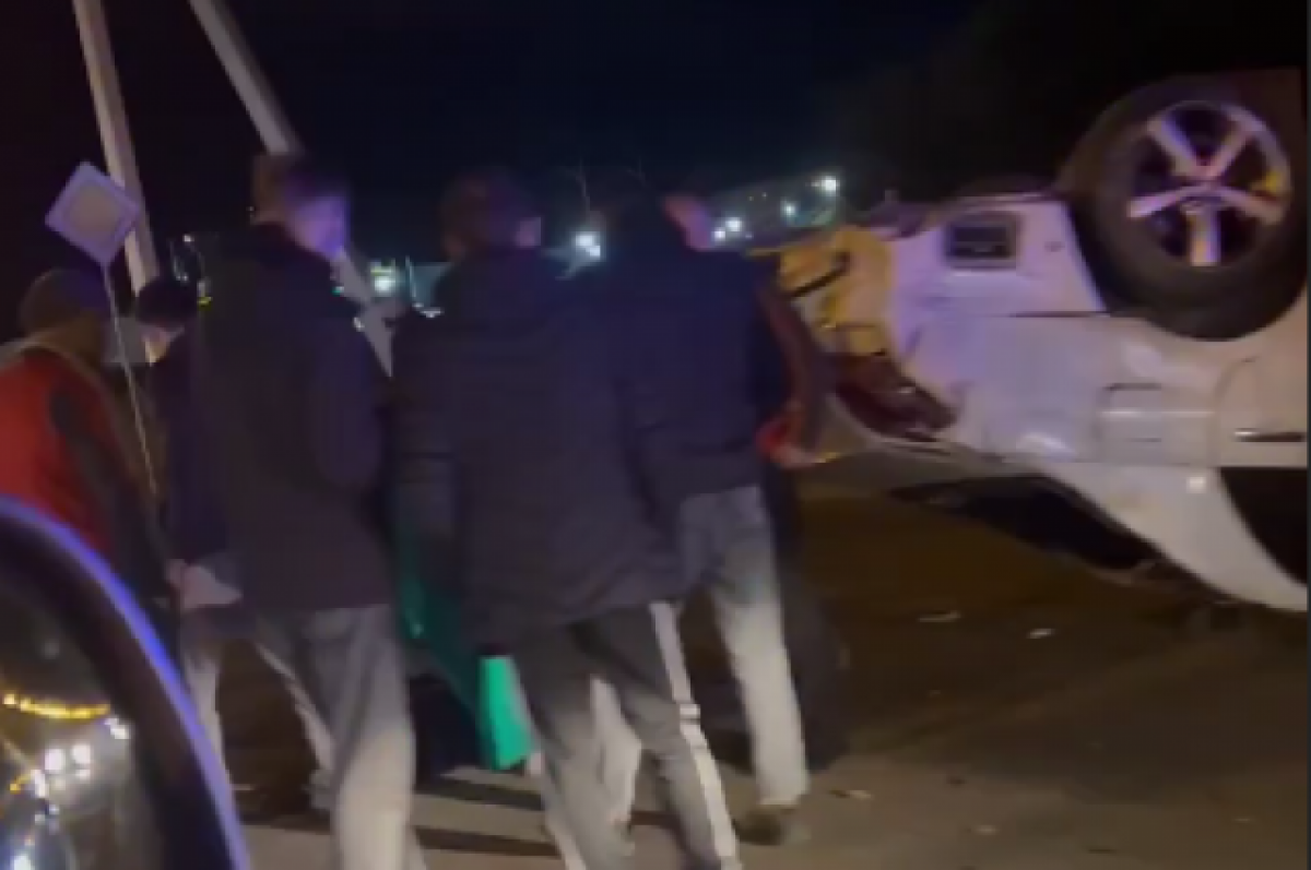    Автомобиль Toyota Verossa снёс столб и встал на крышу на КСК в Чите