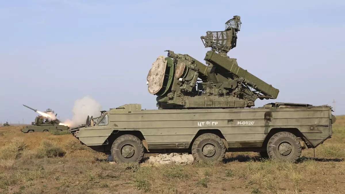     В небе над Ростовом-на-Дону появились белые следы, которые поднимаются вверх, сообщили местные жители в Telegram-канал «Ростов Папа».