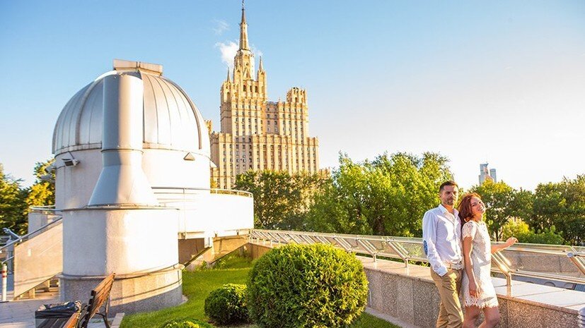     «Звёздное небо — это источник вдохновения, оно всегда даёт мне идеи и замыслы. Мы создаём новые программы, мы освоили современные технологии», — говорит о Московском планетарии его научный директор Фаина Рублёва globallookpress.com Moscow Planetarium/Twitter.com