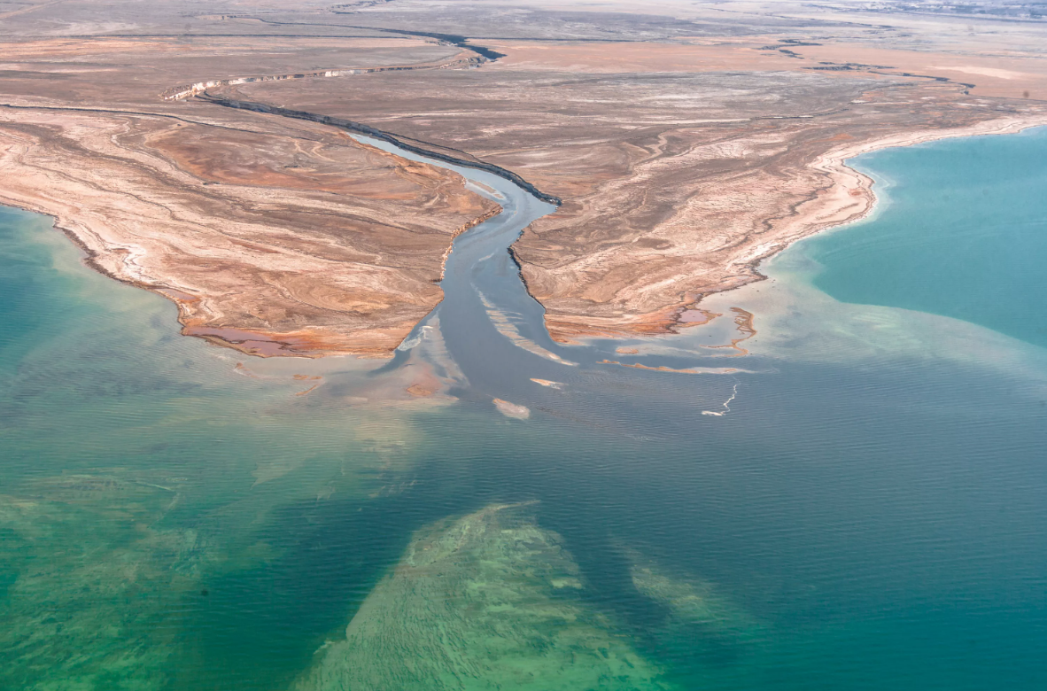 Впадает в море