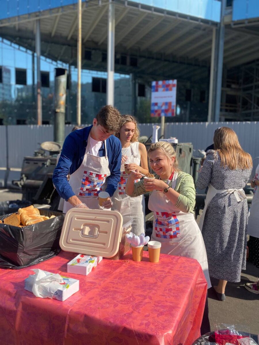 Любовь Воронова (специалист по внеучебной работе ИФУР) лично дегустирует тушенку с гречкой