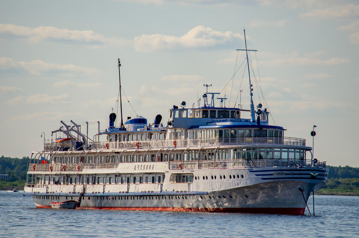 теплоход в стоячей воде
