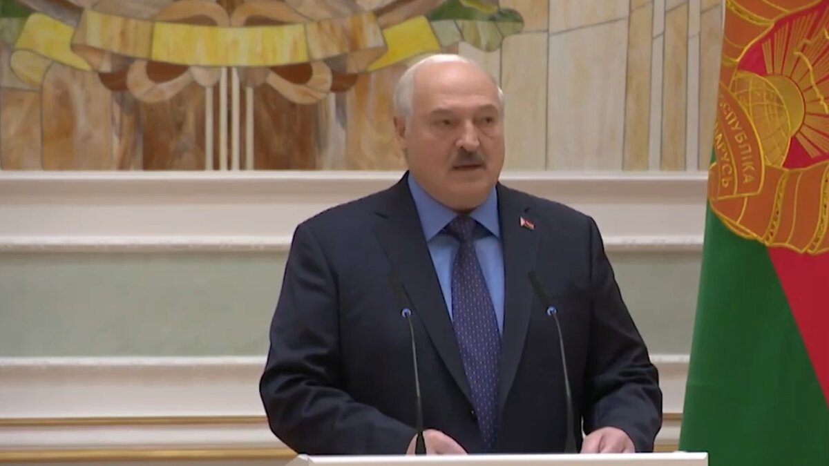     Президент Белоруссии Александр Лукашенко (на фото) считает, что его российский коллега Владимир Путин не собирается «замочить» основателя и главу ЧВК «Вагнер» Евгения Пригожина. Он также отметил отсутствие угрозы для белорусской власти со стороны бойцов ЧВК.