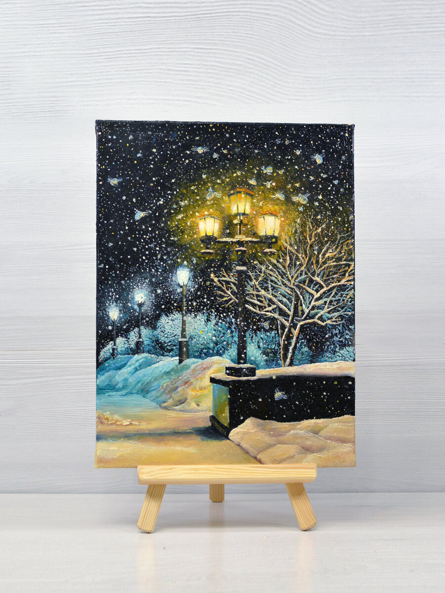 Зимний пейзаж в парке со снежинками и снежными пчёлками