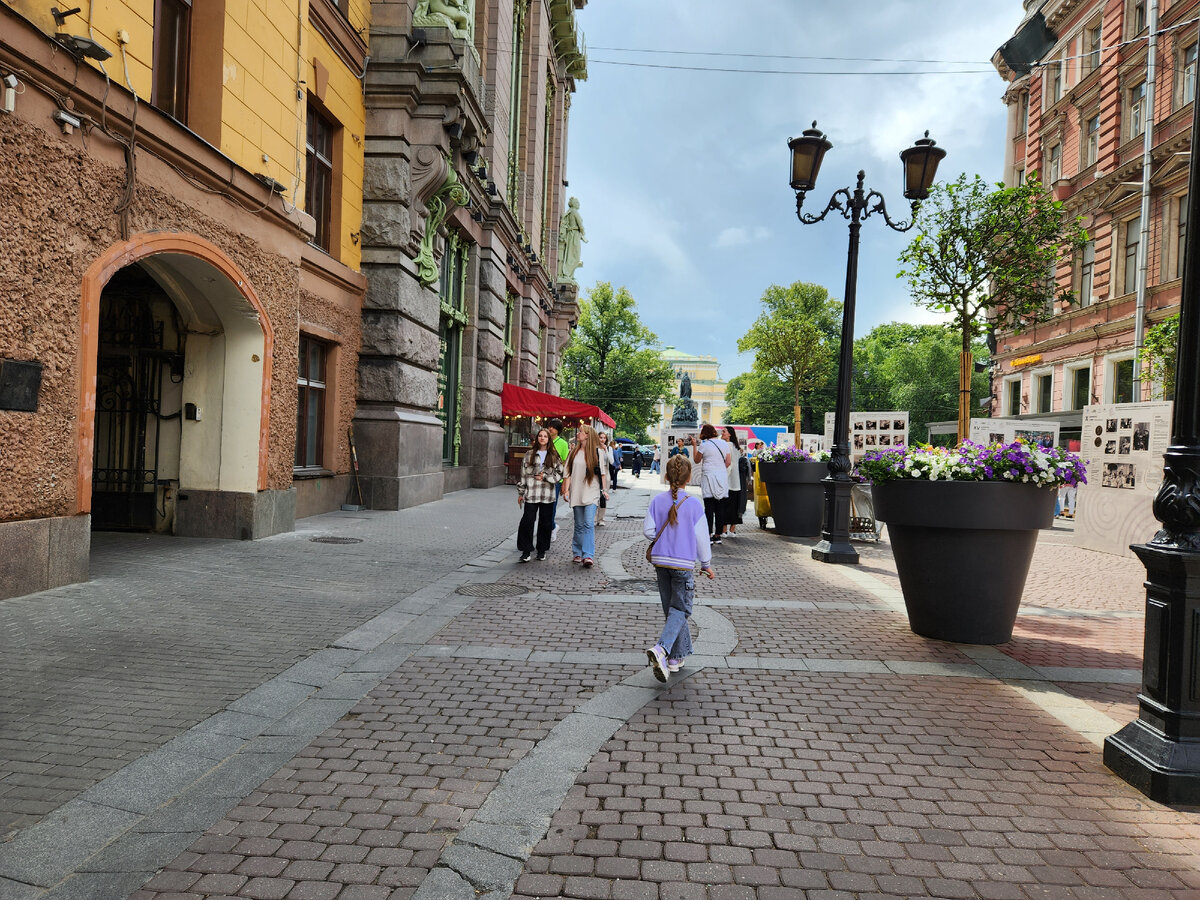 Достопримечательности – это здорово, но куда интереснее играть в "Пол – это лава!", то есть держаться на извилистой светлой полосе. Что же, мне эта игра тоже нравится