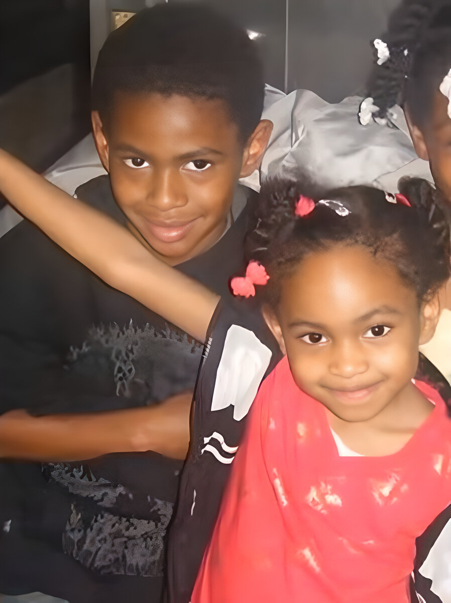 Патрик с сестрой