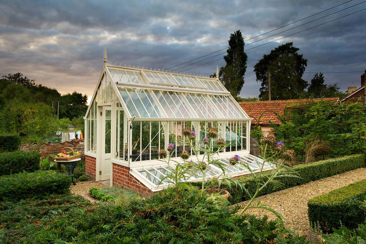 Парник на участке. Теплицы Green House Greenhouse теплицы. Теплица Феникс Бриттон. Теплица Анны Эдеи. Английские оранжереи теплицы.