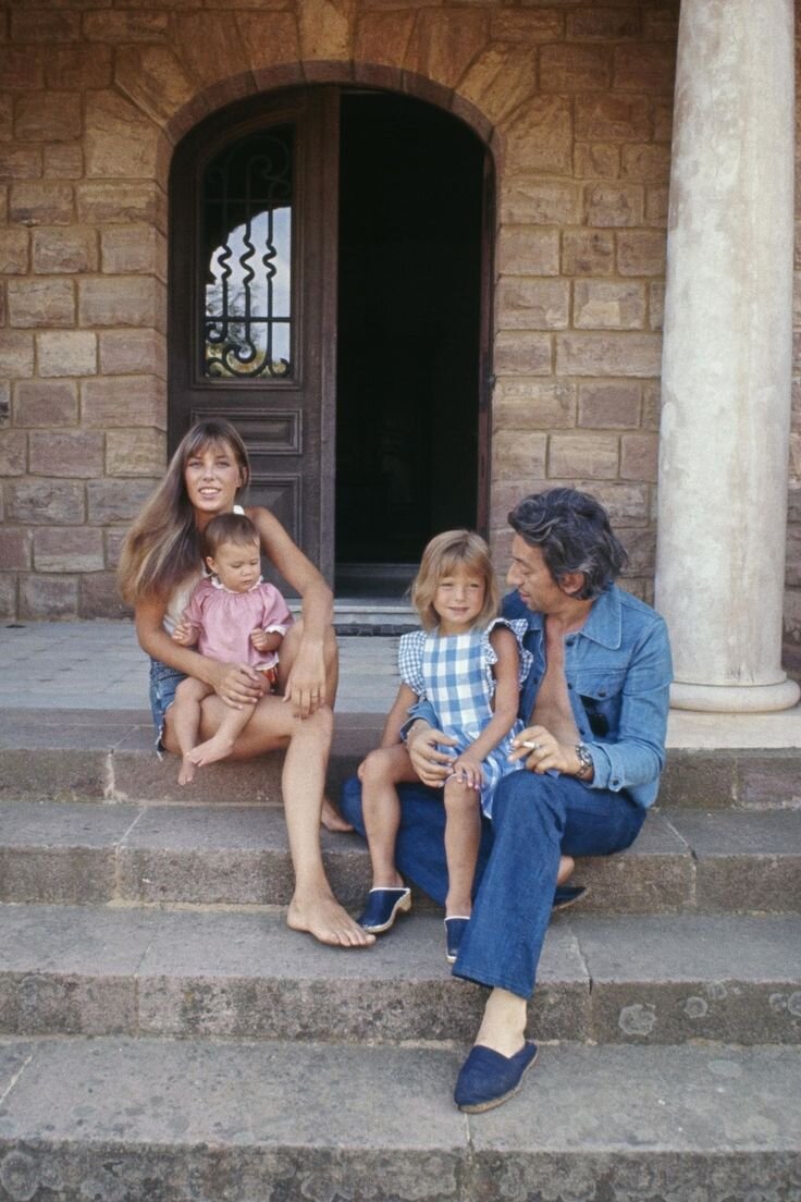 Серж и Джейн с детьми, Шарлотта на руках у мамы