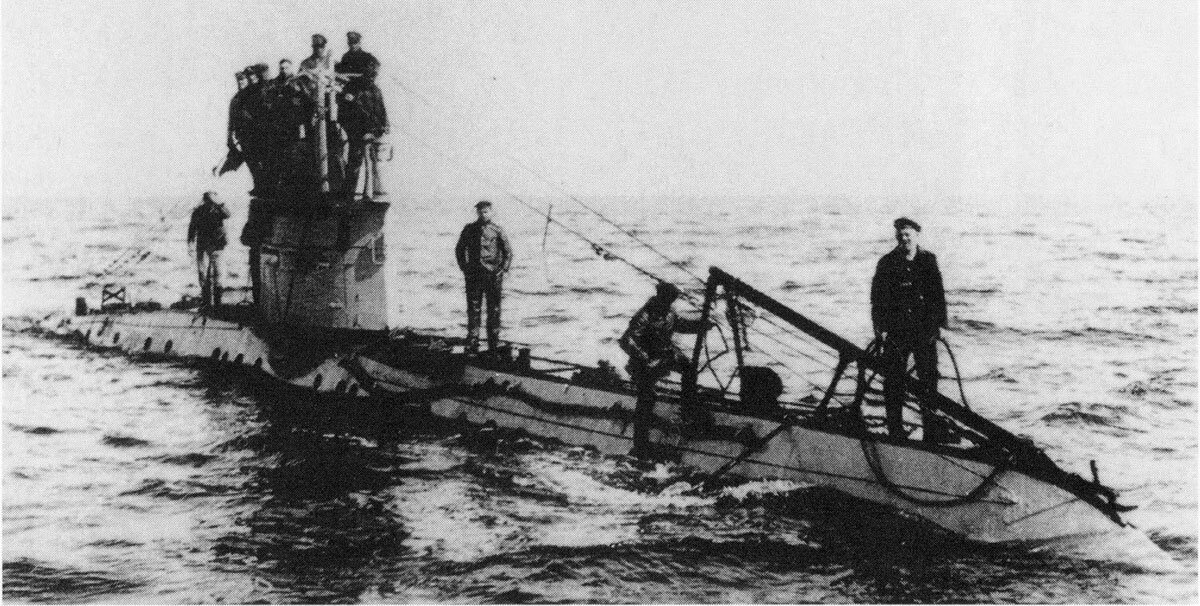 Подводная лодка UB-7 была заказана в октябре 1914 года и заложена на верфи AG Везер в Бремене в ноябре. UB-7 имел чуть более 28 метров (92 фута) в длину и водоизмещение составляло от 127 до 141 тонны, в зависимости от того, находилась она на поверхности или под водой. Она несла две торпеды для двух носовых торпедных аппаратов, а также была вооружена установленным на палубе пулеметом (комментарий БИТ).