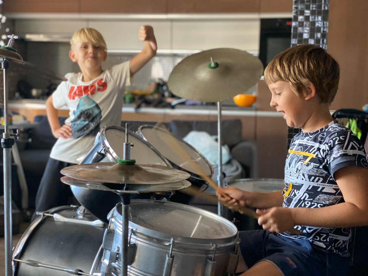 Знают друг друга с садика, увлекаются оба барабанами, но постоянно ссорятся)