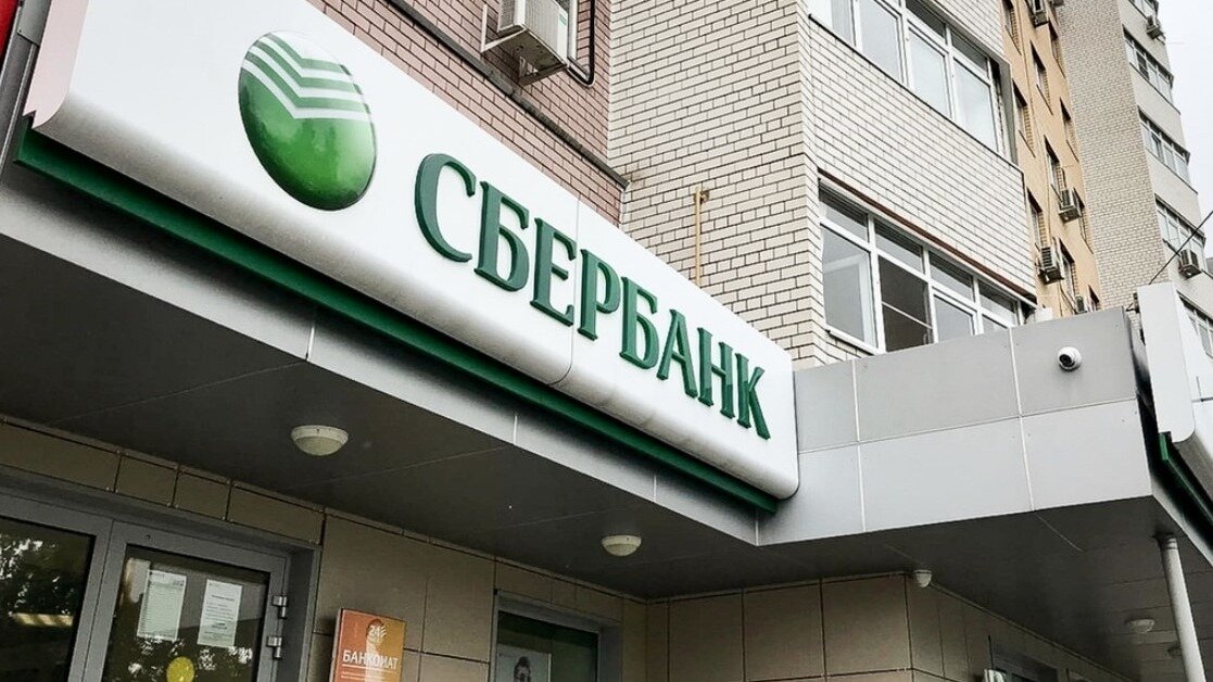    Закладка взрывного устройства в отделении «Сбера» в Санкт-Петербурге попала в поле зрения камеры видеонаблюдения. Кадры с места происшествия опубликовал Telegram-канал Baza.
