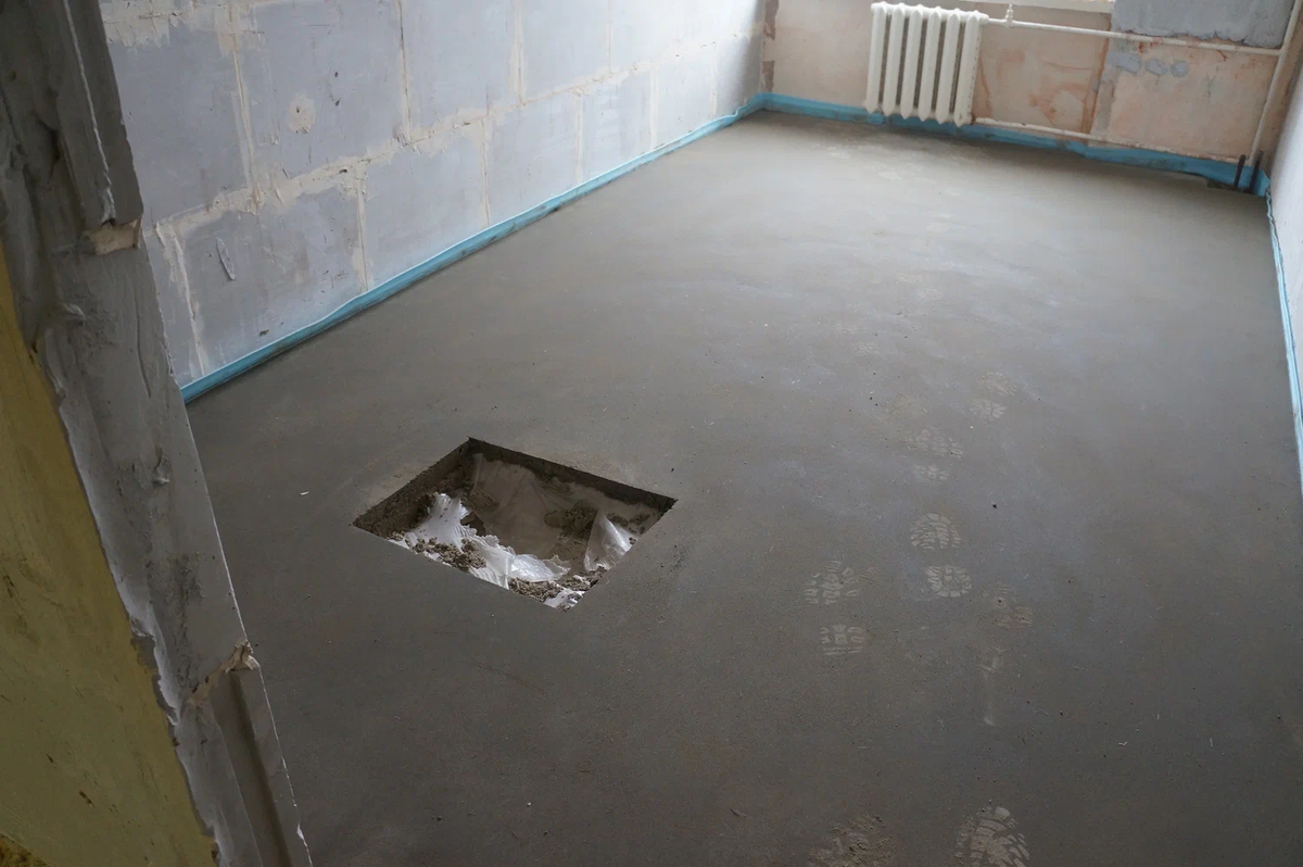 выравнивающая стяжка. стяжка пола. выравнивающая цементно-песчаная стяжка. можно ли заливать стяжку частями. черновая стяжка по маякам.