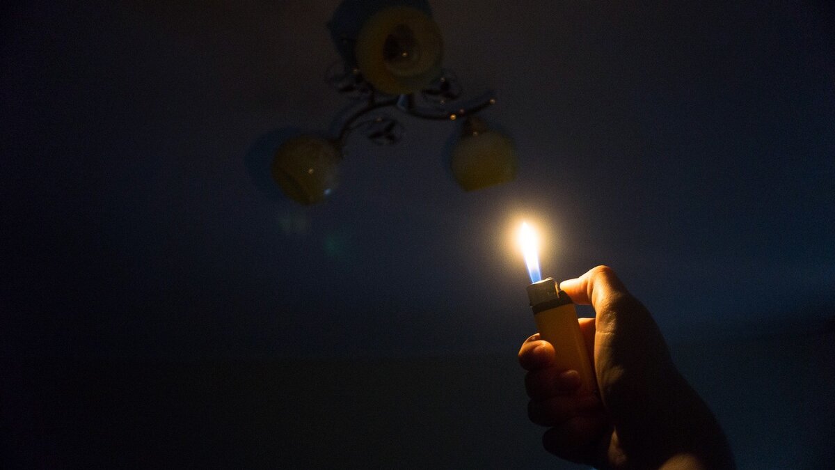     Жители многоквартирного дома №14 на улице Победной в Нижнем Новгороде со вчерашнего вечера сидят без света. В аварийной службе сказали, что на участке, предварительно, случился обрыв сети под землей. При этом никакие работы до сих пор не проведены. Об этом NewsNN рассказала нижегородка Ольга К.