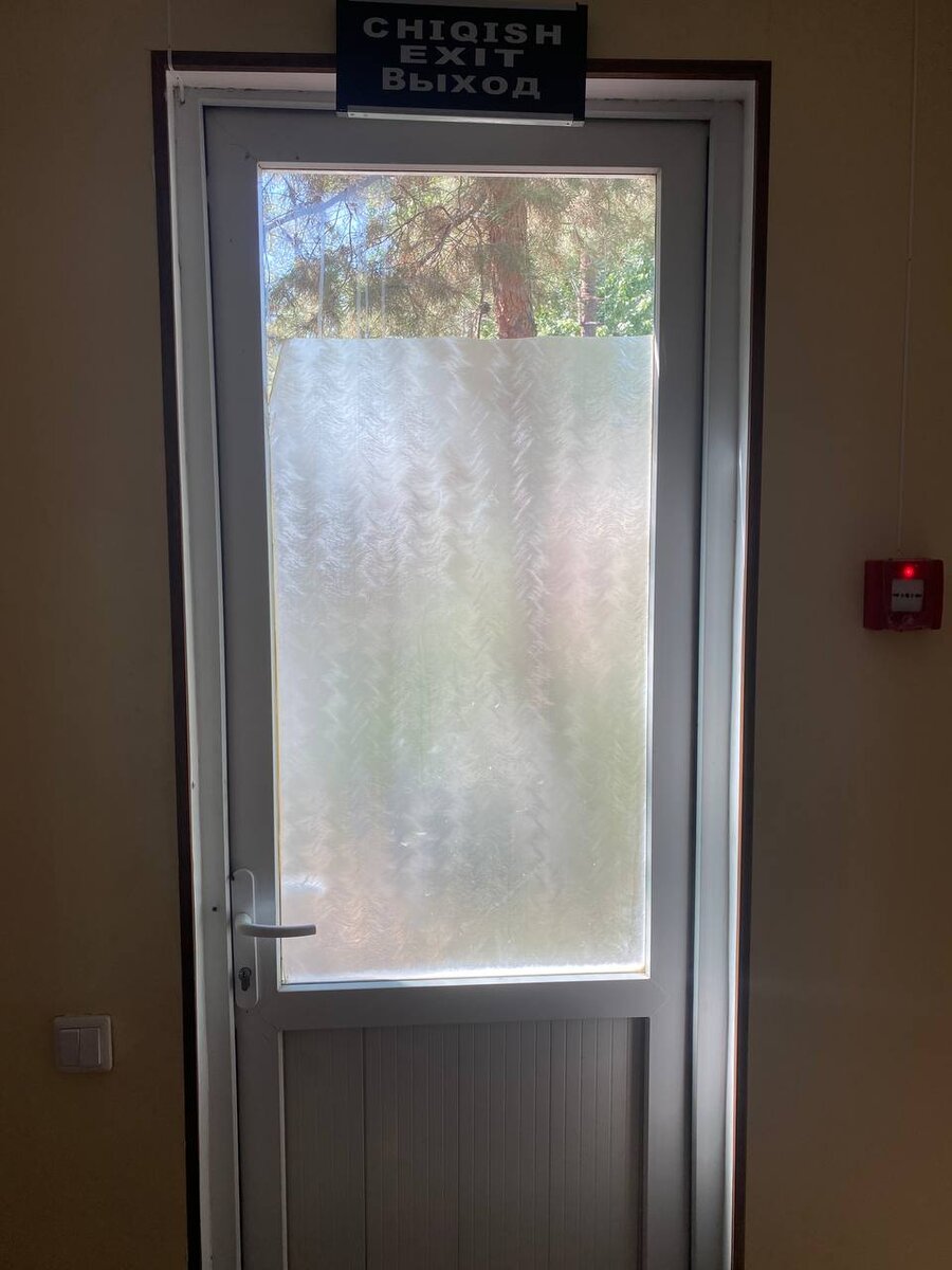 Дверь с подтеками (вверху), окна такие-же - не мыли года 2