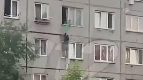     В Красноярске мужчина решил спуститься из квартиры по простыням, но сорвался.