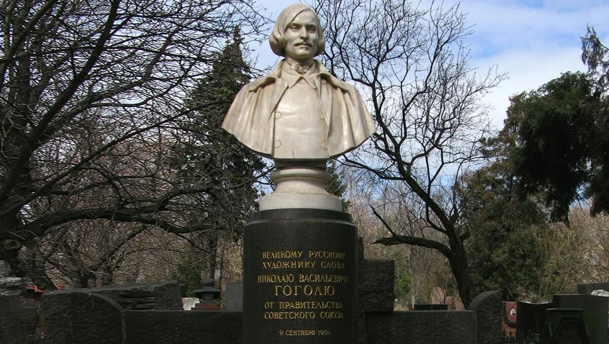 Пять Гоголей Арбата: как один памятник путешествовал по Москве, а второй  обзавелся двойниками | Галс-Девелопмент | Дзен