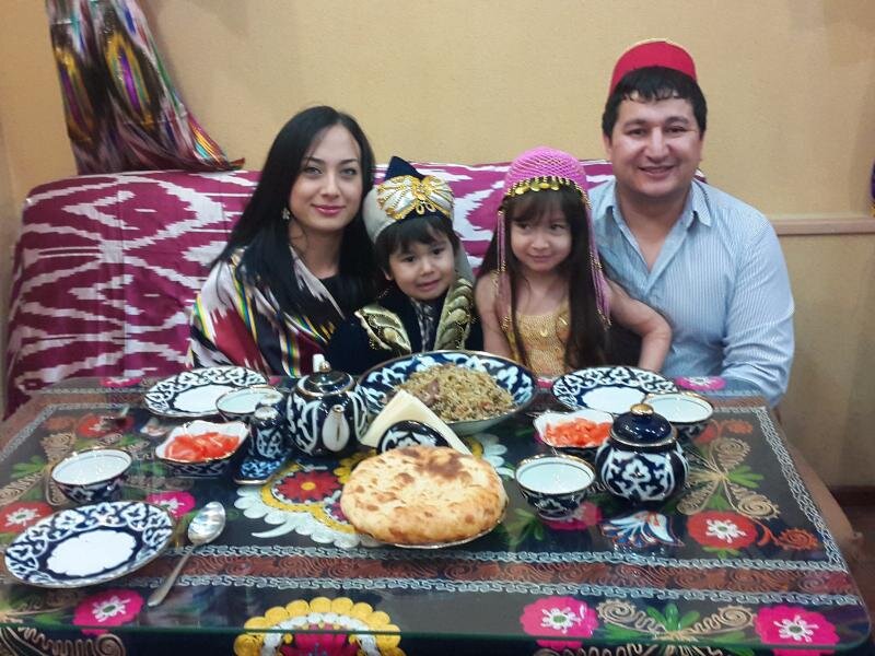 Узбекская семья. Красивая таджикская семья. Узбекская семья за столом. Большая узбекская семья.