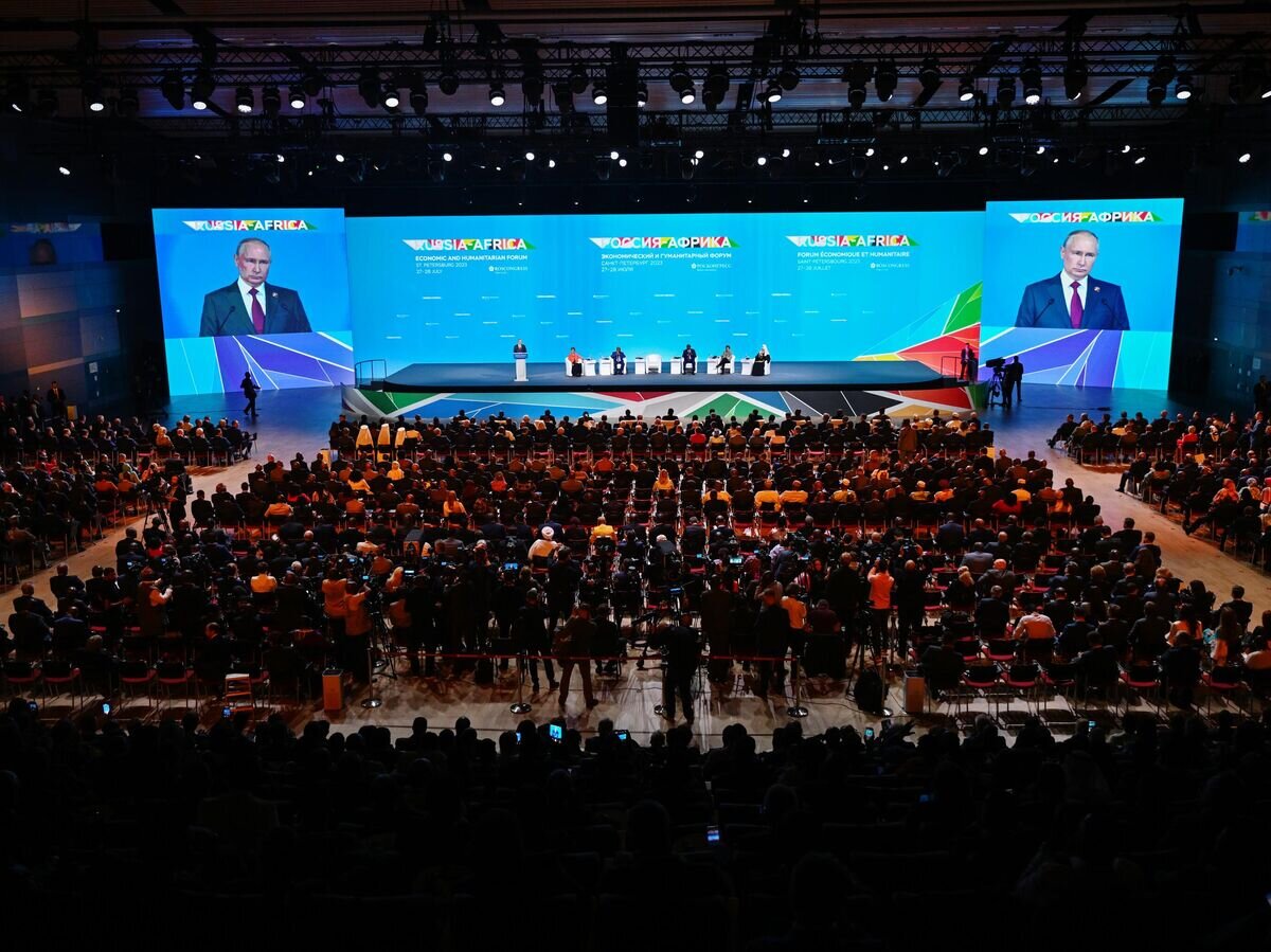    Президент РФ Владимир Путин выступает на пленарном заседании II Cаммита и форума "Россия - Африка" © РИА Новости / Павел Бедняков
