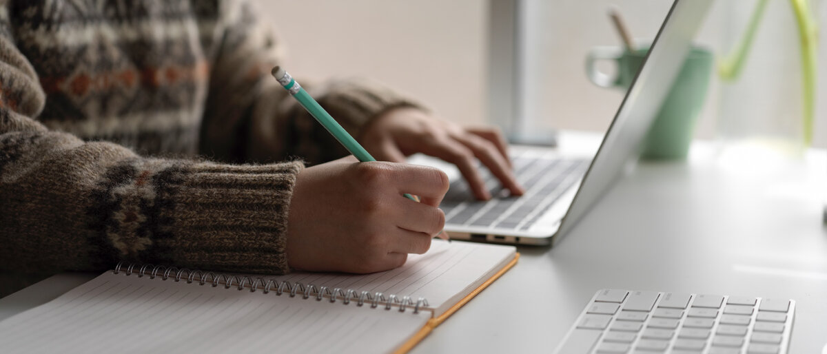 SEO - маркетолог работает над улучшением сайта