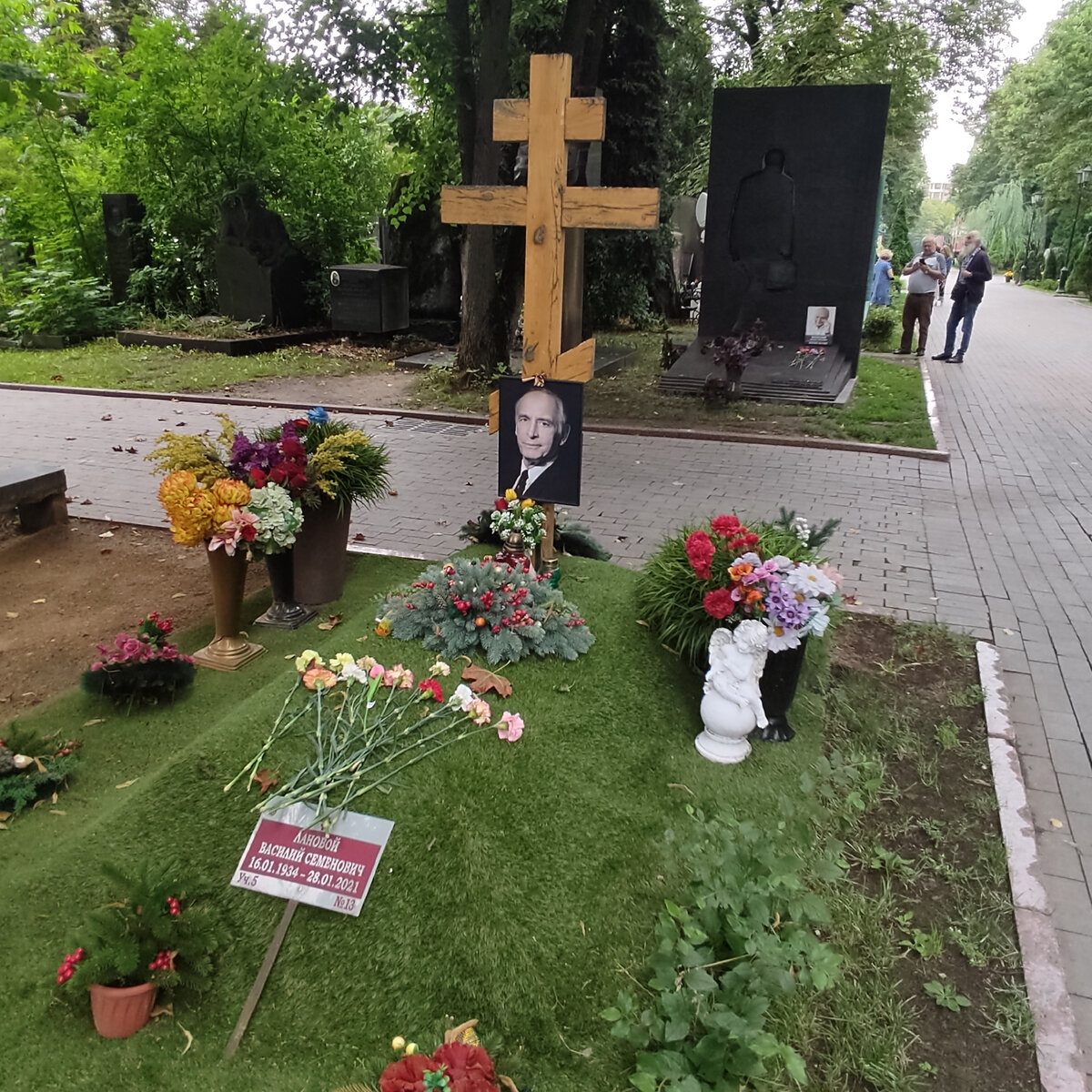Ирина Купченко пришла на могилу Василия Ланового на Новодевичьем
