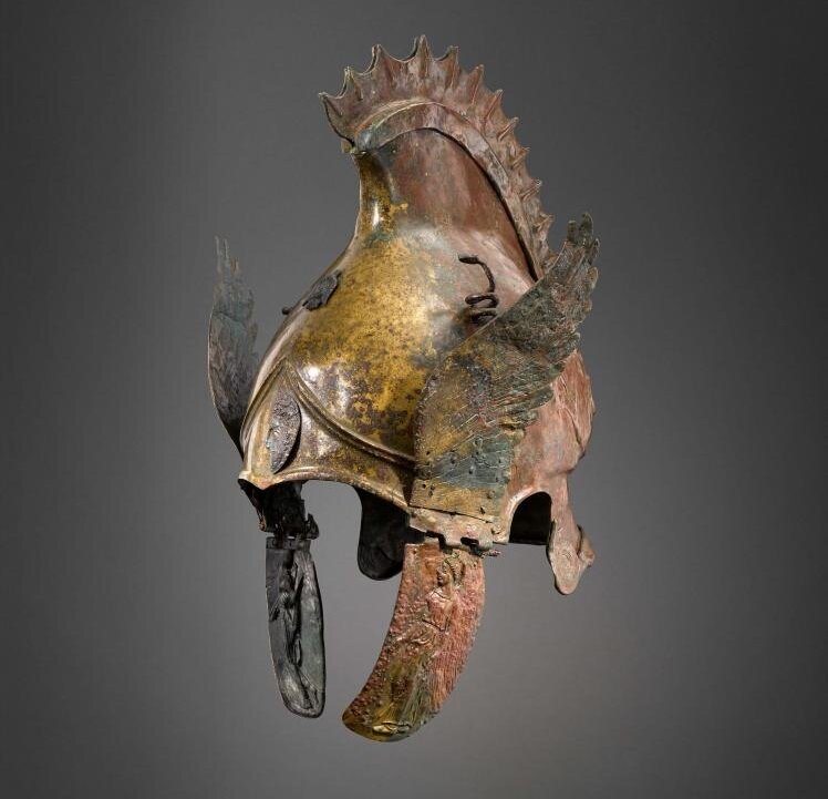 Фригийско-халкидский шлем с крыльями, начало IV века до н. э. Из Музея классического искусства в Мужене (mouginsmusee.com)