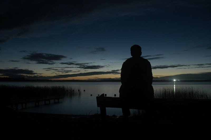 Песня грустит село по городу. Роман Соколов Волгоград. Одинокий парень. Это одиночество. Парень одиночество.