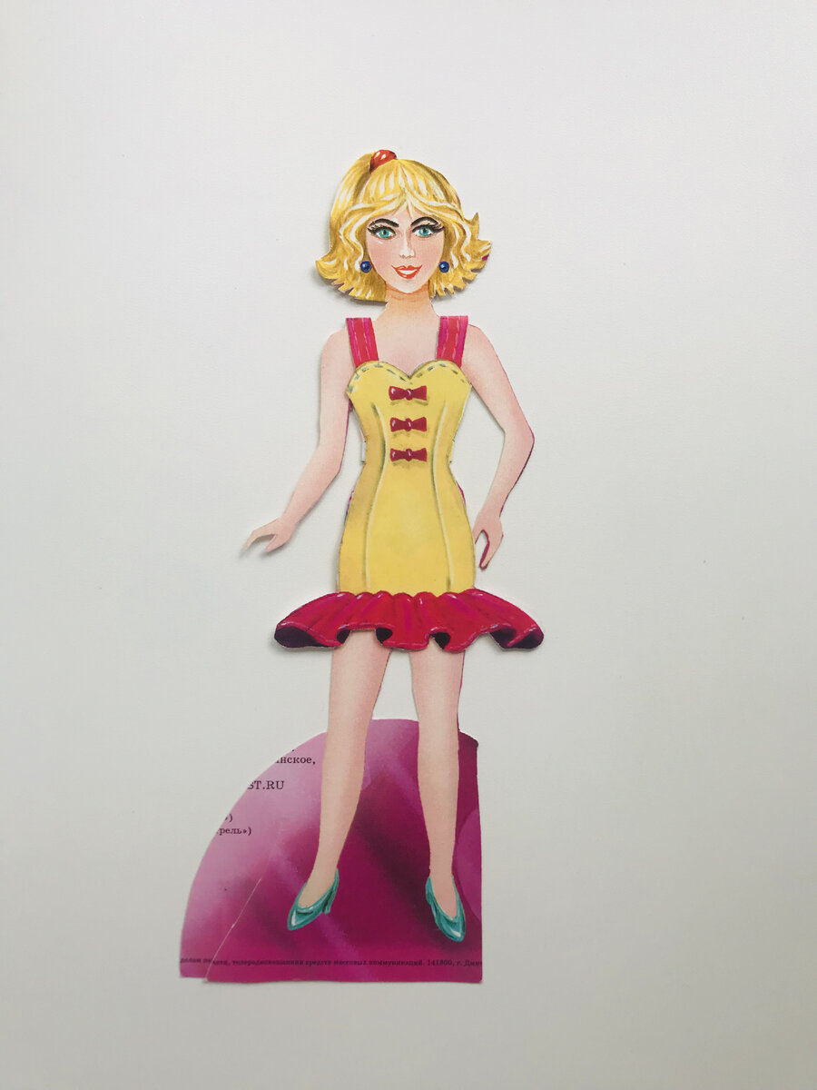 В Средние века считали, что зелёные глаза - признак ведьмы, типа по ночам они превращаются в чёрных кошек, а у кошек глаза обычно зелёные.