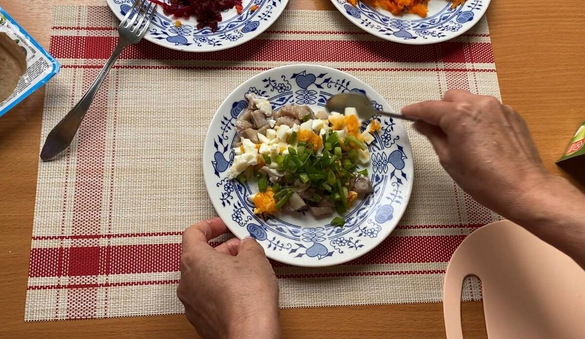 Сельдь, яйцо и лук нарезать