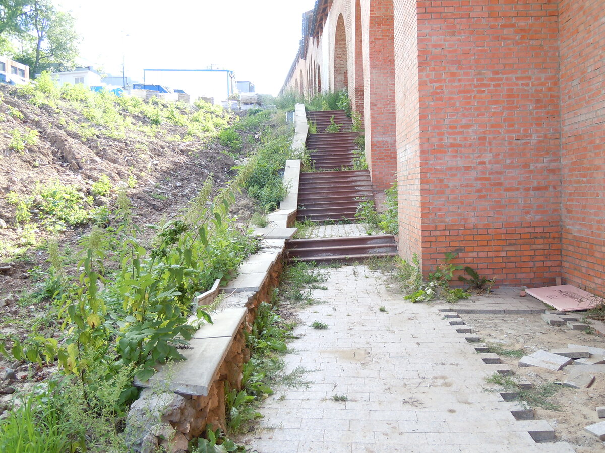 Продолжим экскурсию по кремлю. Это взгляд через стройку фуникулёра на участок с Часовой башней.-49