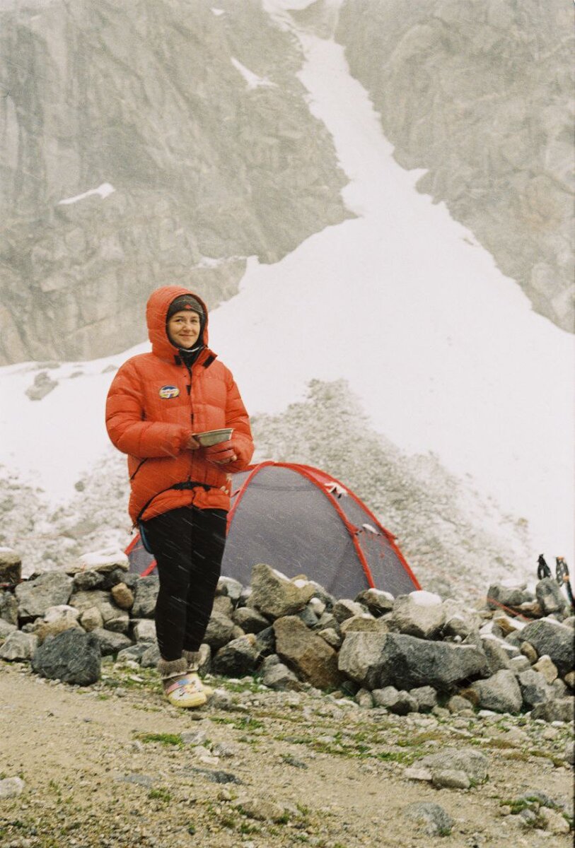 Примерный лук человека в лагере