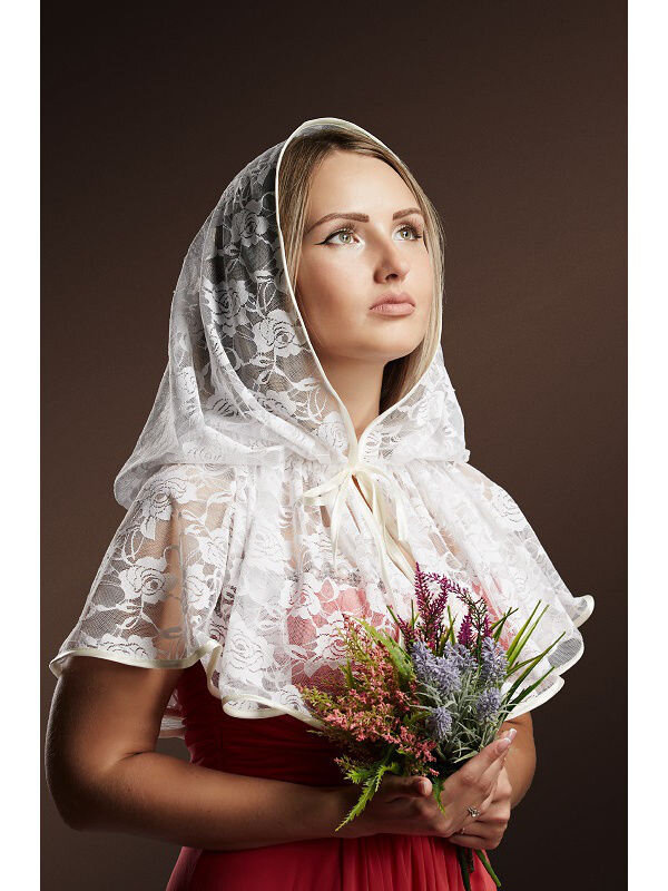 Женщина в платке в храме. Донской церковный платок. Красивые платки. Головной убор для церкви. Платок на голову для церкви.