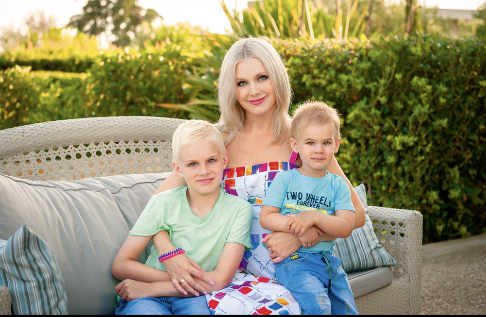    Певица Натали с детьми. Фото: vk.com/nataliru_ru