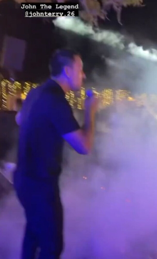 Джон Терри взял микрофон и выступил перед толпой