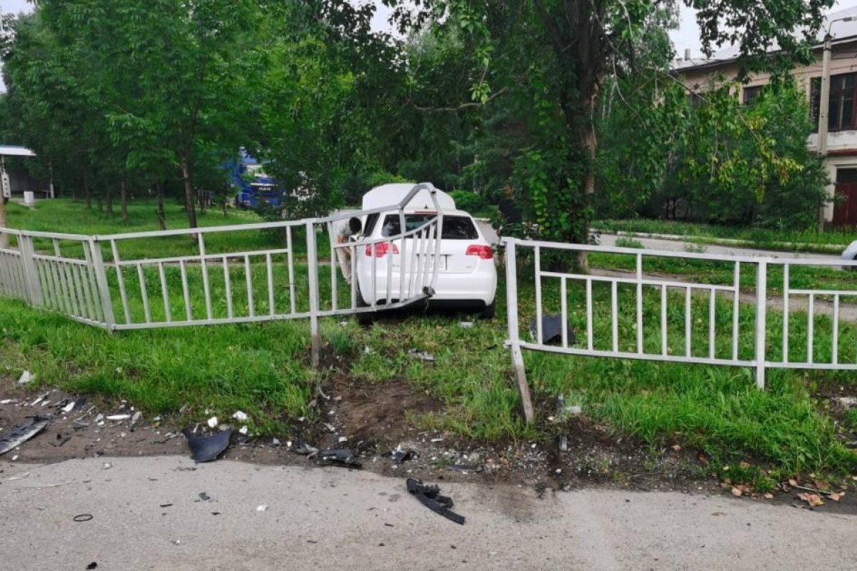   В Хабаровске четверо молодых людей разбились на Audi, врезавшись в забор