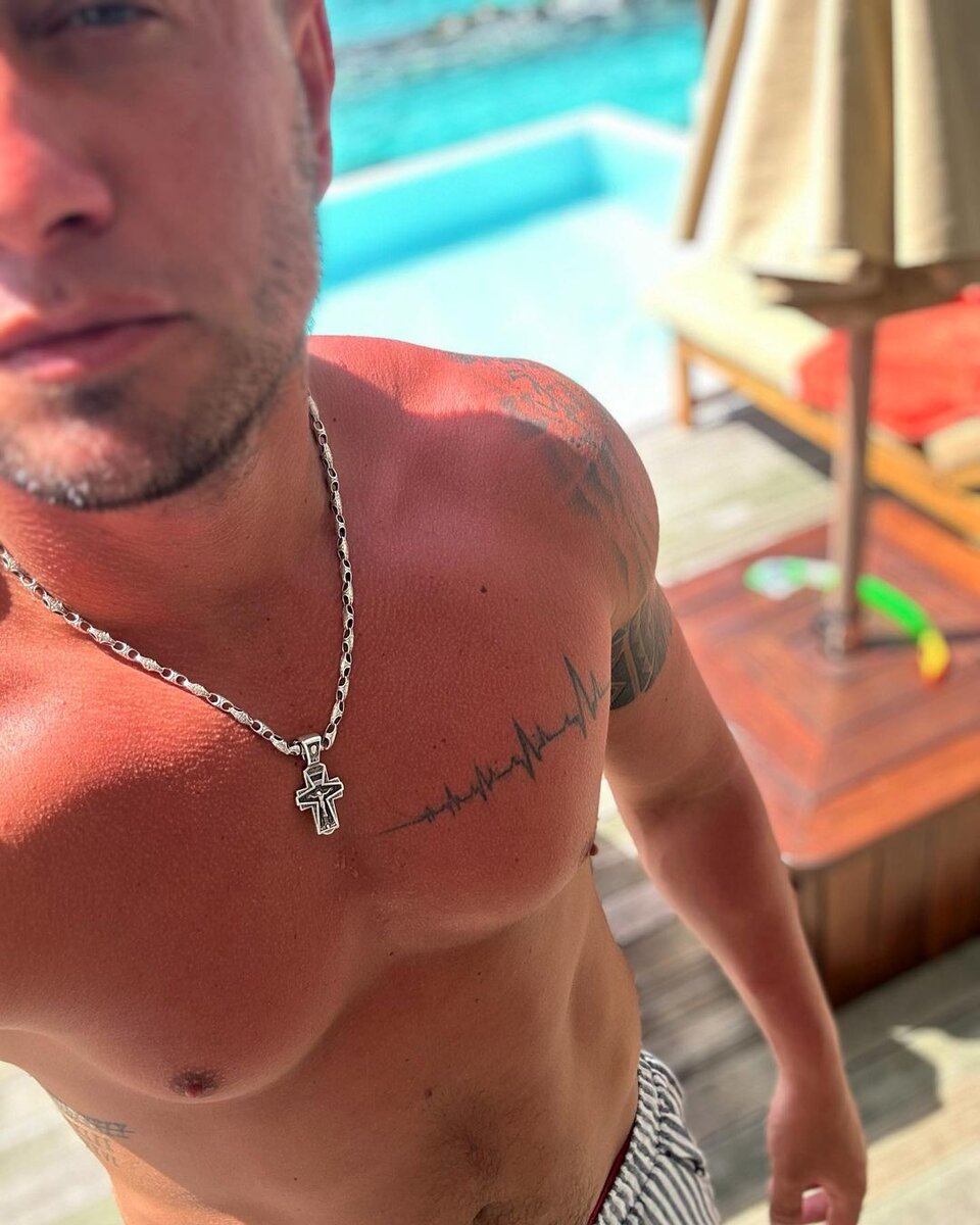    Павел Прилучный устроил пляжную съемкуСоцсети Павла Прилучного