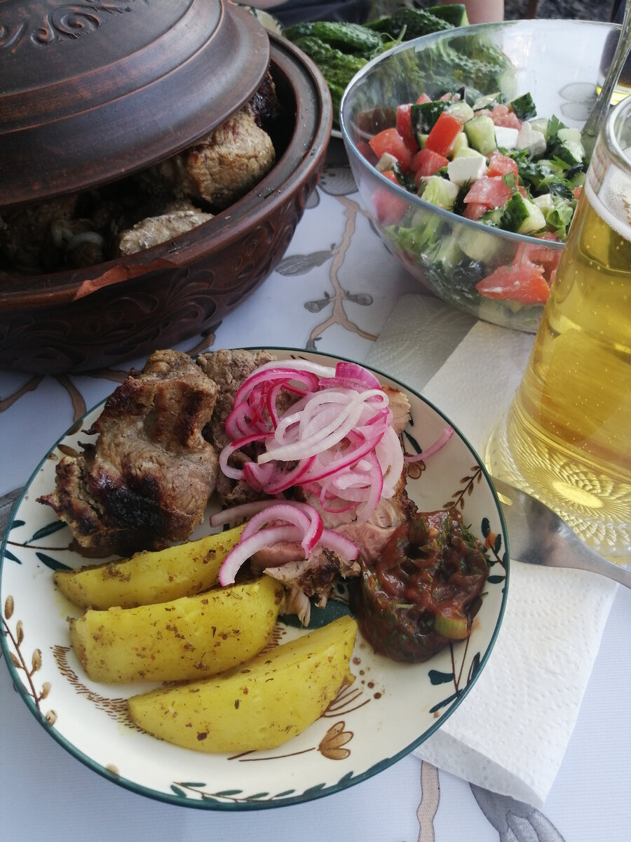 Ужин во дворе.