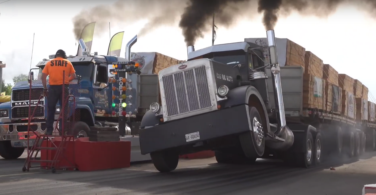 Почему американские грузовики задирают левое переднее колесо когда ...