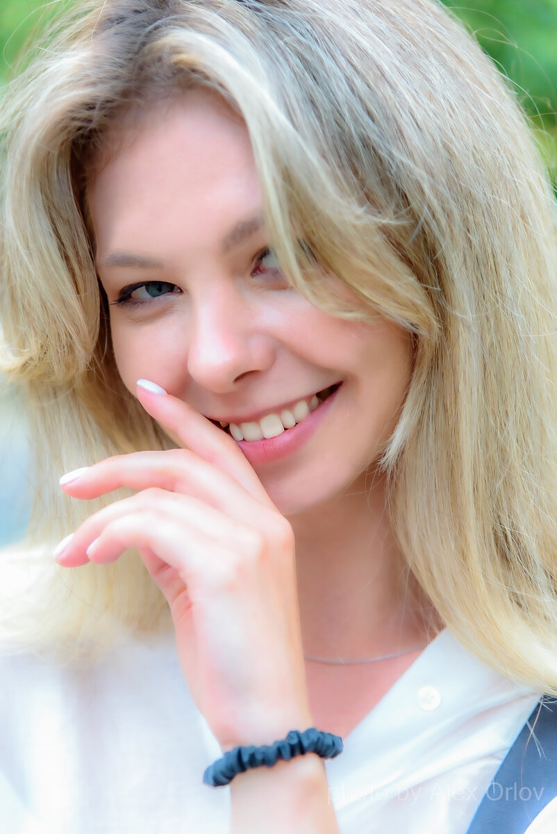 Прошла мимо... Успел только в след глянуть. О, Боже... Именно такую искал для задумки. Сама стройность и изящество. Догнал, разговорились. Рассказал о свой затее, предложил поучаствовать... Как жаль, последний день в городе, уезжает. Предложил сделать несколько кадров.