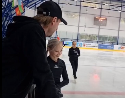 Тренер Плющенко с любимой ученицей Жилиной