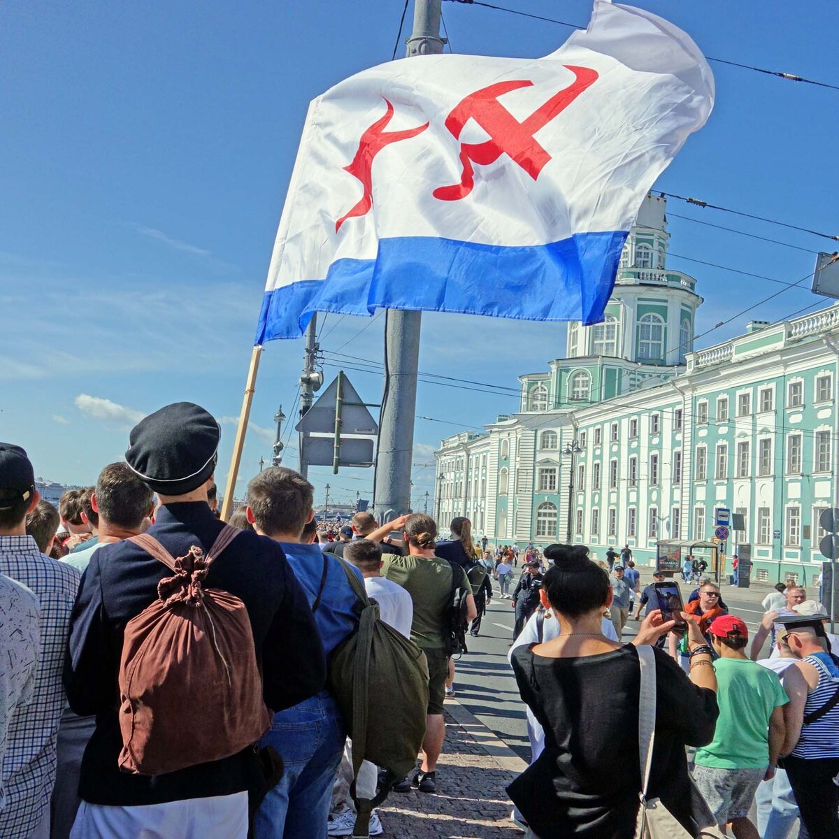Матросик. Не очень разбираюсь в форме - какой страны, какого времени, но флаг точно наш - ВМФ СССР.