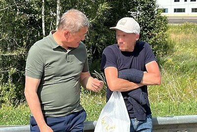    Глава Башкирии Радий Хабиров во время переговоров с дезертиром, угрожавшим взорвать гранаты под Уфой ©Telegram-канал "Baza"