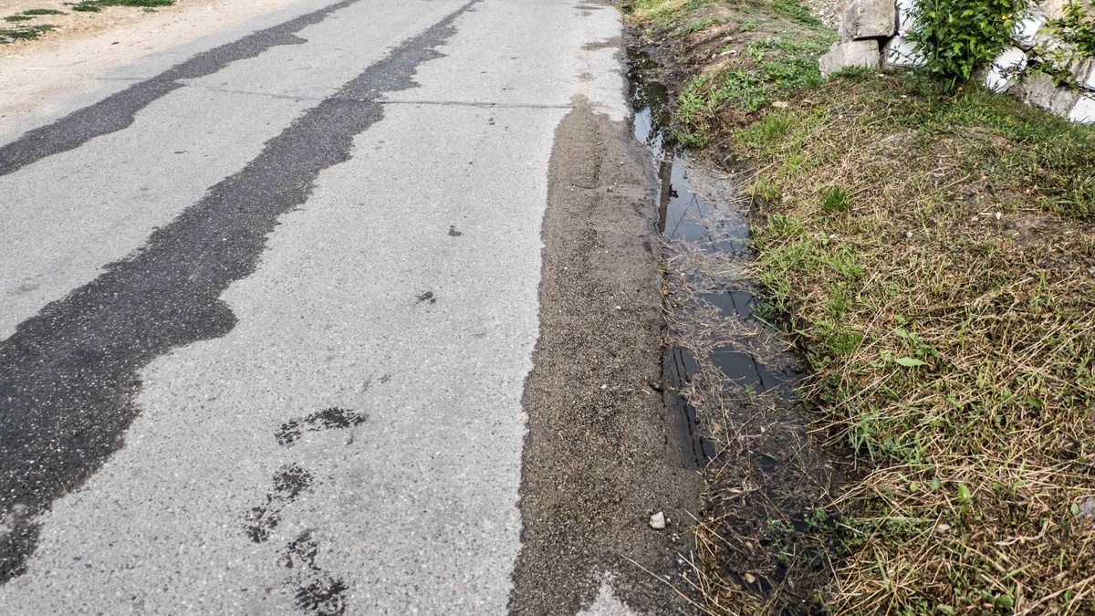     В казанском поселке «Аметьево» вновь прорвало трубы «Водоканала». Об этом местные жители рассказали корреспонденту Inkazan.