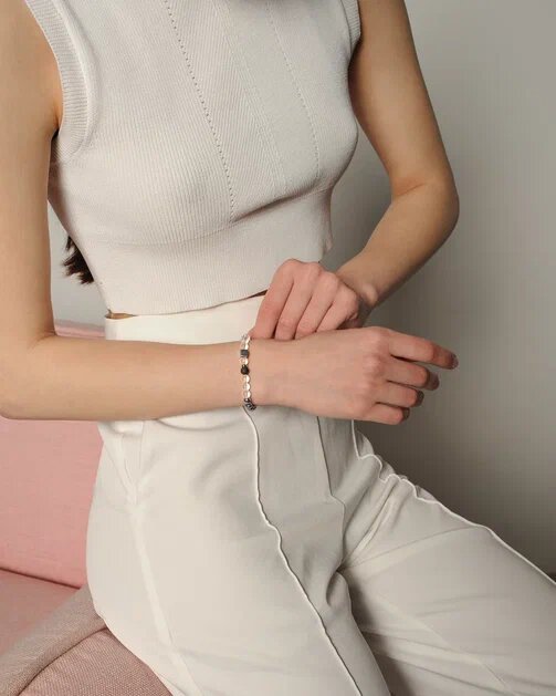 На модели браслет из горного хрусталя, гематита и кварцита