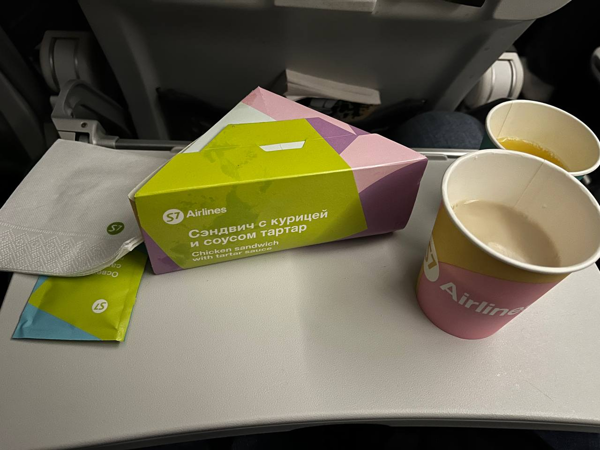 Ко всему прочему дают влажную освежающую салфетку и обычную салфетку. И холодные и горячие напитки подают сразу.