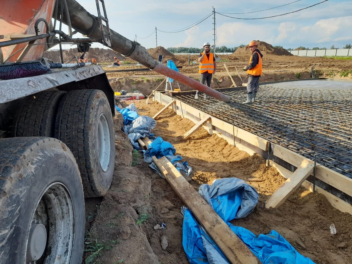 Строим дом. Поэтапно и на реальном примере. Опалубка, бетонирование и уход  за бетоном плитного фундамента. Часть 8 | Записки старого прораба | Дзен