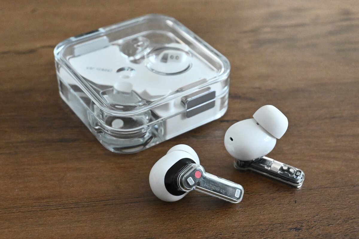   Стилистически Nothing Ear 2 — одни из самых запоминающихся TWS на рынке. Фото: stuff.tv
